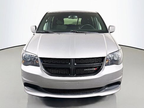 Used 2017 Dodge Grand Caravan SE image 2