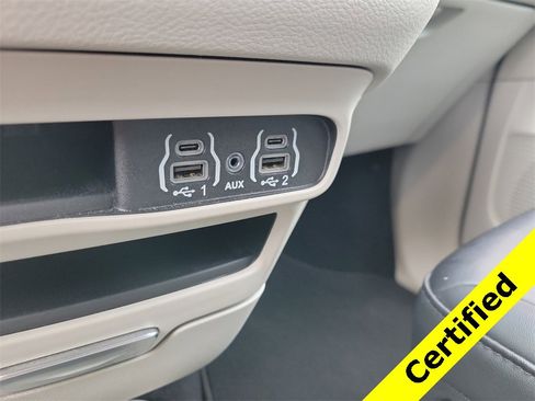 Certified 2024 Chrysler Pacifica Touring-L image 30