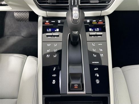 Certified 2024 Porsche Macan AWD/4WD image 29