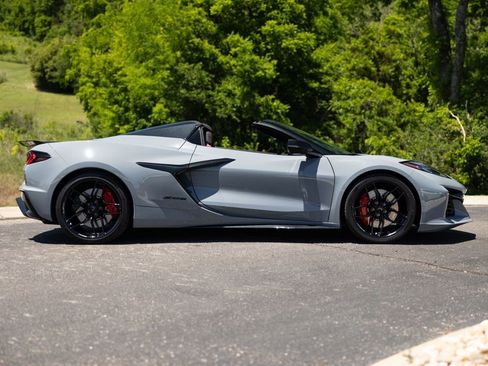Used 2025 Chevrolet Corvette Z06 w/ Stealth Interior Trim Package RWD image 8