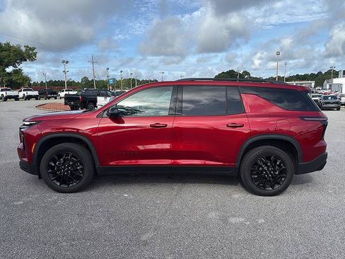 Used 2024 Chevrolet Traverse LT w/ Midnight/Sport Edition FWD image 3