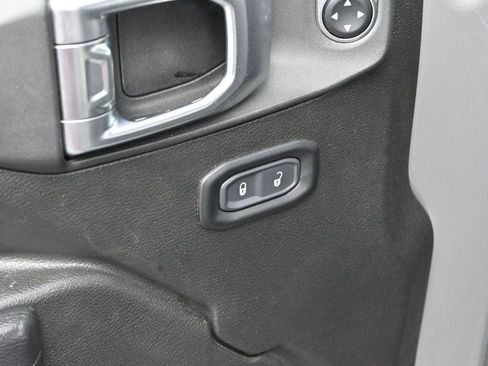 Used 2023 Jeep Wrangler Unlimited Rubicon w/ Cold Weather Group AWD/4WD image 11
