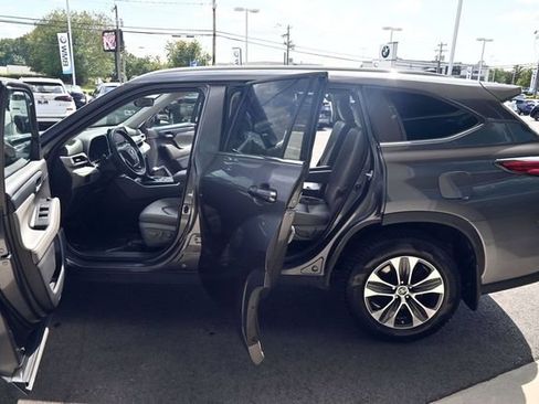 Used 2022 Toyota Highlander XLE AWD/4WD image 39