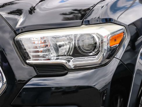 Used 2018 Toyota Tacoma TRD Sport AWD/4WD image 2