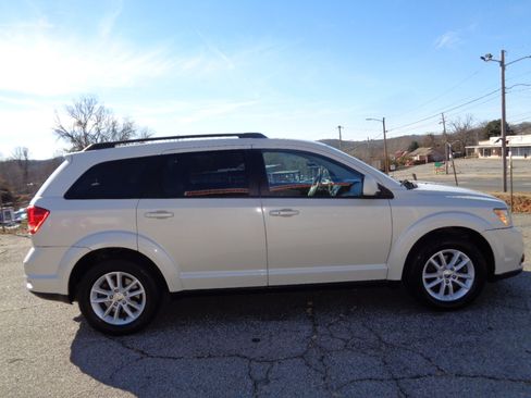 Used 2013 Dodge Journey SXT w/ Flexible Seating Group image 4