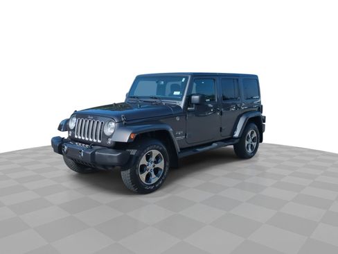 Used 2017 Jeep Wrangler Unlimited Sahara w/ Connectivity Group AWD/4WD image 4