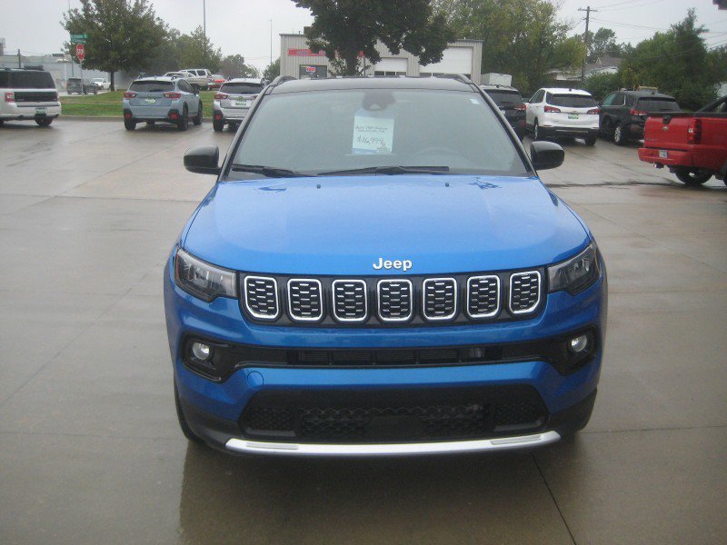 Used 2024 Jeep Compass Limited AWD/4WD image 3