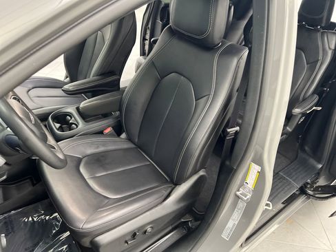 Used 2025 Chrysler Pacifica Select FWD image 9