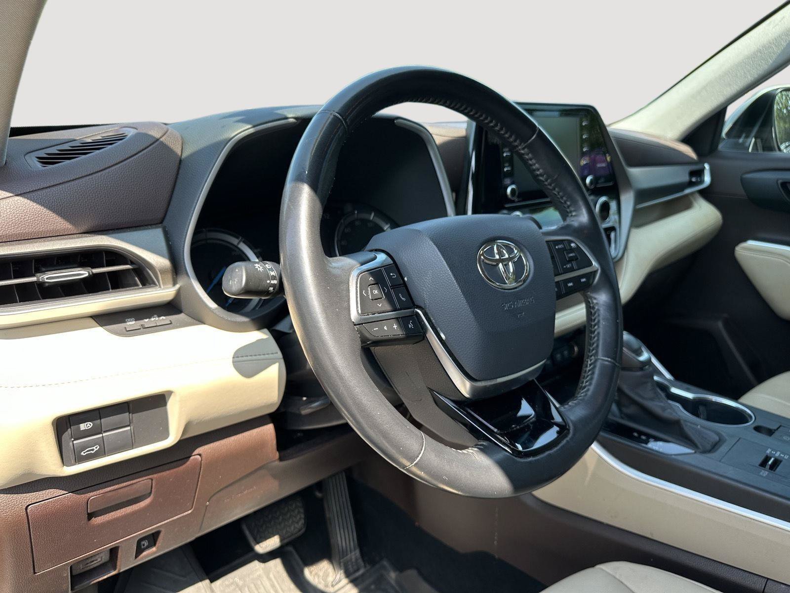 Used 2020 Toyota Highlander XLE AWD/4WD image 56
