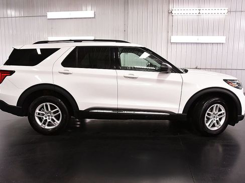 Used 2025 Ford Explorer Active AWD/4WD image 8