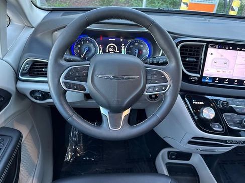 Used 2024 Chrysler Pacifica Touring-L image 17
