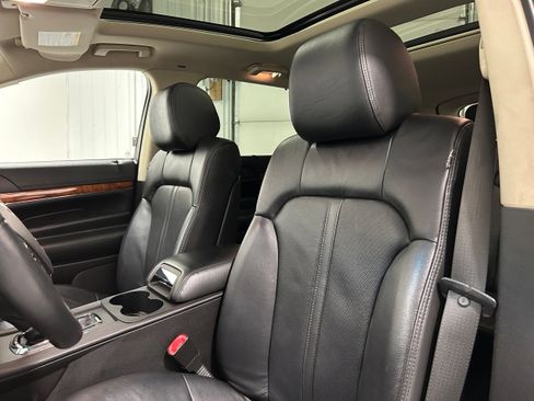 Used 2018 Lincoln MKT AWD image 25