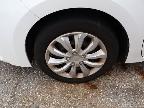 Used 2016 Toyota Corolla LE image 4