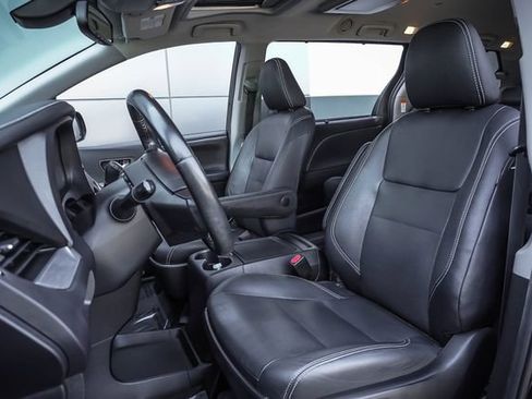 Used 2020 Toyota Sienna SE Premium FWD image 10