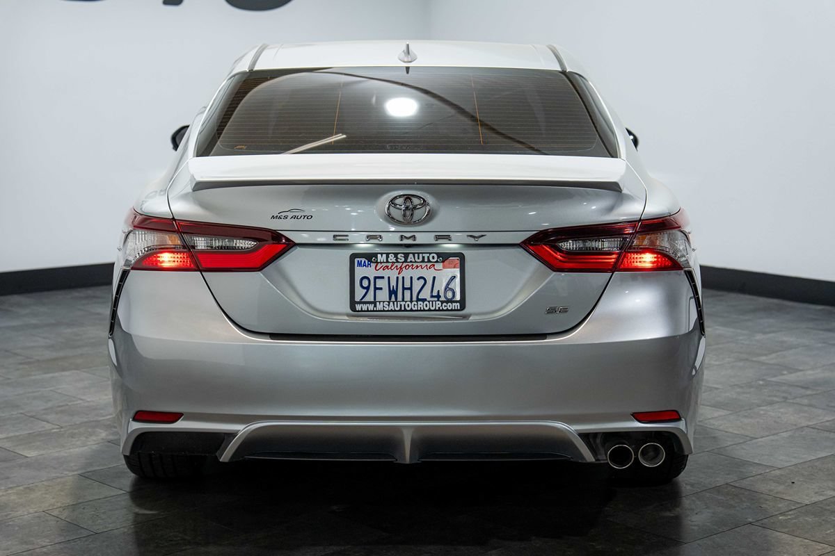 Used 2021 Toyota Camry SE w/ Convenience Package FWD image 3