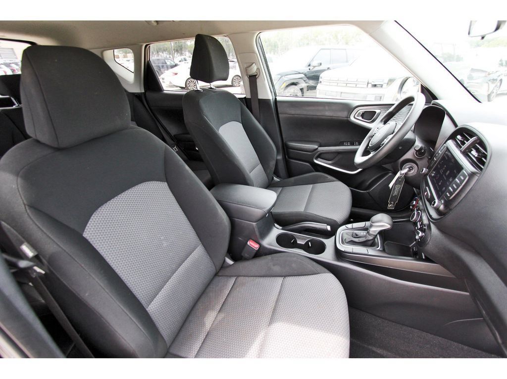 Used 2025 Kia Soul LX w/ LX Technology Package FWD image 31