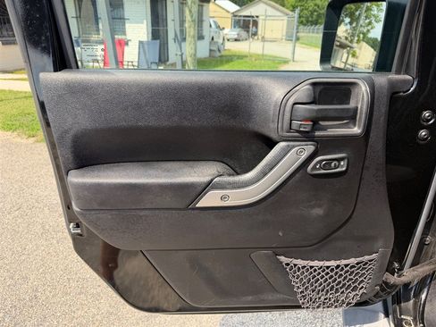 Used 2016 Jeep Wrangler Unlimited Sahara w/ Connectivity Group AWD/4WD image 13