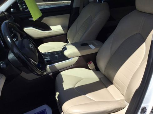 Used 2020 Toyota Highlander XLE FWD image 30