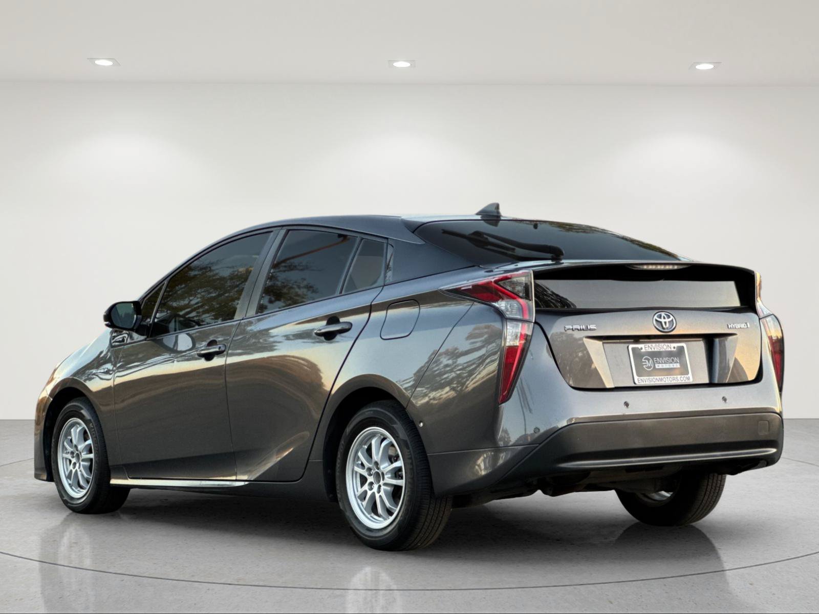 Used 2017 Toyota Prius Two w/ Prius Two Safety Plus Package FWD image 4