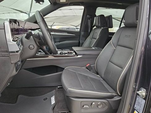 Used 2025 Cadillac Escalade Premium Luxury image 24