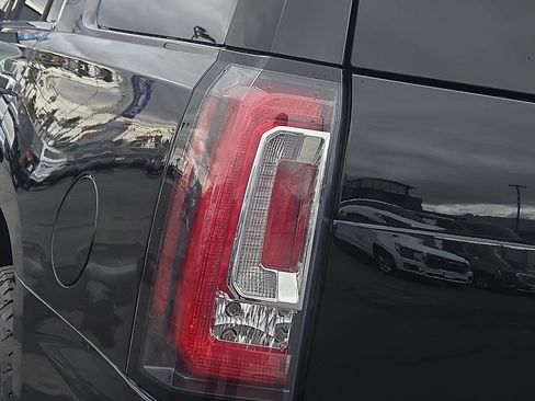Used 2018 GMC Yukon Denali AWD/4WD image 9