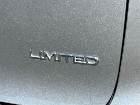Used 2017 Chrysler Pacifica Limited w/ UConnect Theater Package FWD image 35
