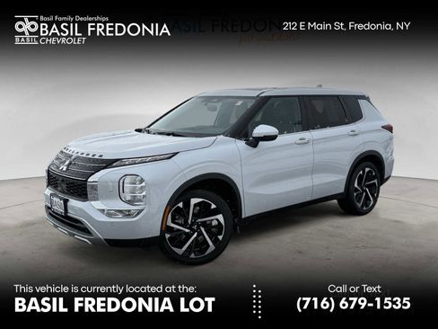 Used 2024 Mitsubishi Outlander SE image 1