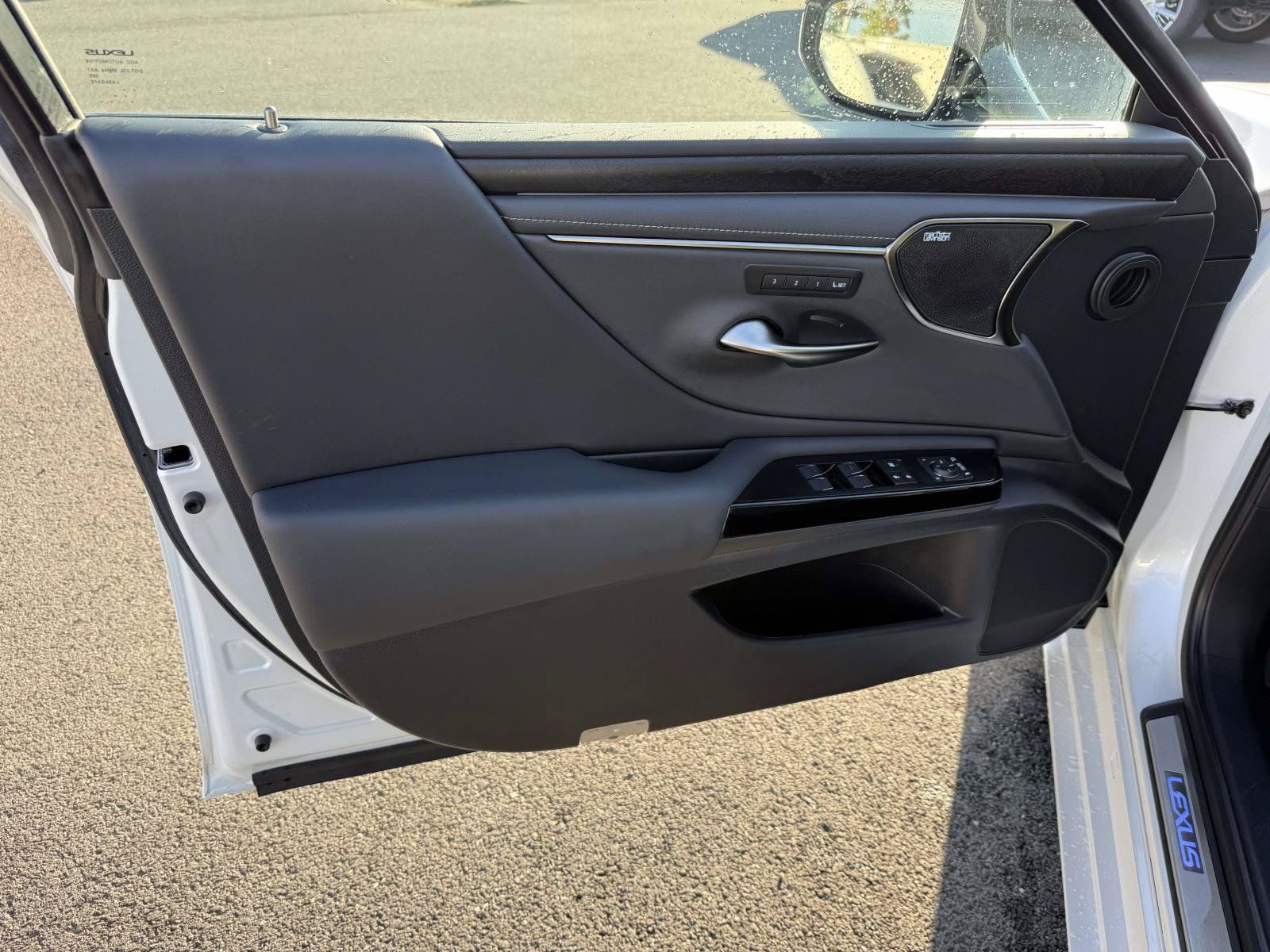 Used 2024 Lexus ES 300h Ultra Luxury w/ Accessory Package (Z2) FWD image 12