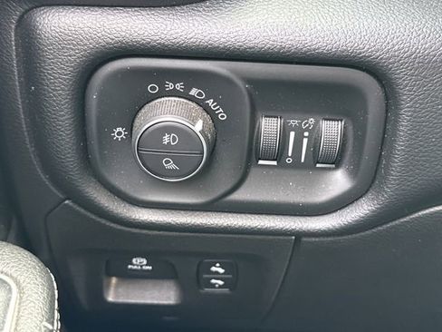 Used 2019 RAM 1500 Laramie AWD/4WD image 34