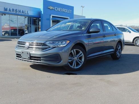 Used 2024 Volkswagen Jetta SE image 2