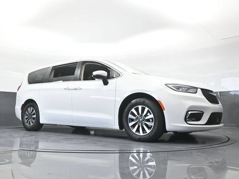 Used 2023 Chrysler Pacifica Touring-L FWD image 63