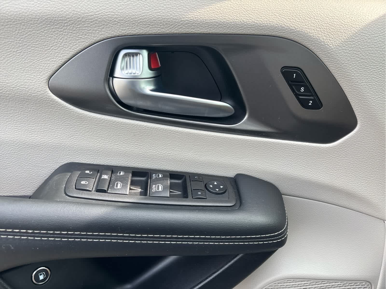 Used 2023 Chrysler Pacifica Touring-L FWD image 27