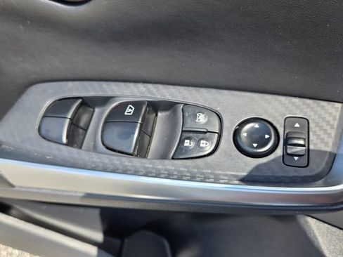 Used 2025 Nissan Sentra SR w/ SR Premium Package FWD image 33