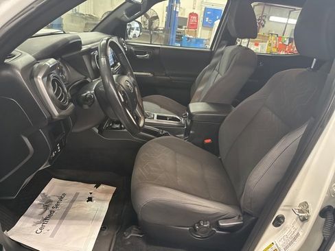 Used 2016 Toyota Tacoma TRD Sport image 11