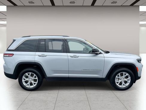 Used 2023 Jeep Grand Cherokee Limited AWD/4WD image 2