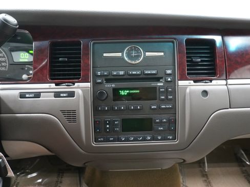 Used 2005 Lincoln Town Car Signature Limited image 14