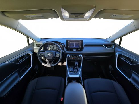 Used 2020 Toyota RAV4 LE image 11