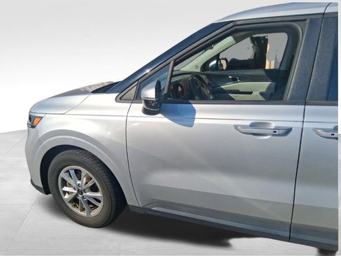Used 2023 Kia Carnival LX FWD image 3