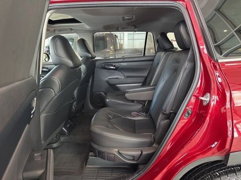 Used 2023 Toyota Highlander XLE image 16