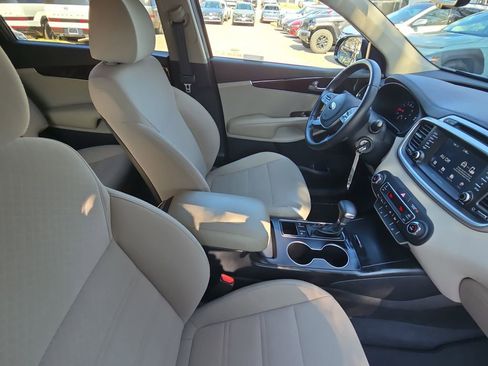 Used 2019 Kia Sorento LX w/ LX Convenience Package image 10