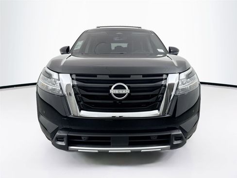 Used 2024 Nissan Pathfinder SL image 3