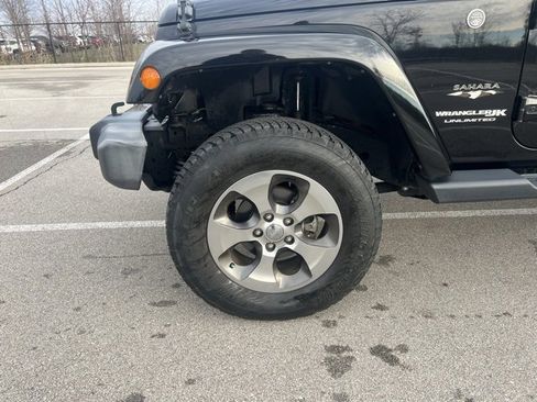 Used 2018 Jeep Wrangler Unlimited Sahara w/ Connectivity Group image 12