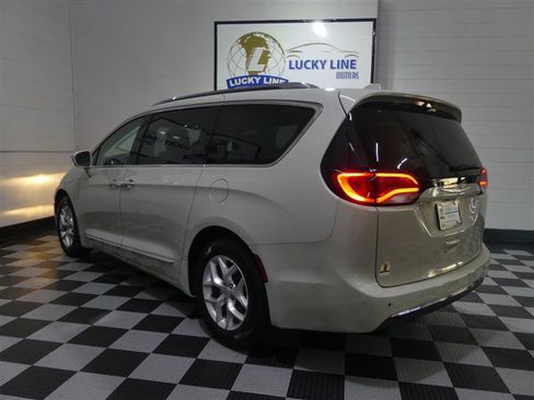 Used 2020 Chrysler Pacifica Touring-L w/ Tire & Wheel Group FWD image 11