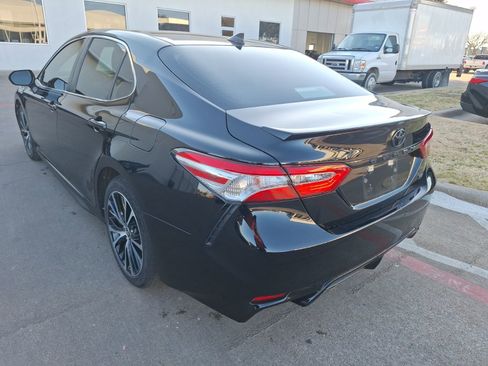 Used 2020 Toyota Camry SE image 4
