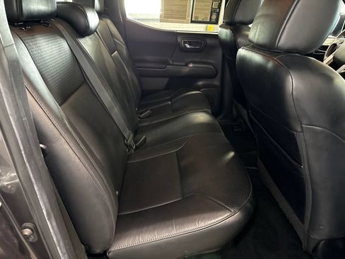 Used 2022 Toyota Tacoma TRD Off-Road w/ TRD Premium Off Road Package AWD/4WD image 15