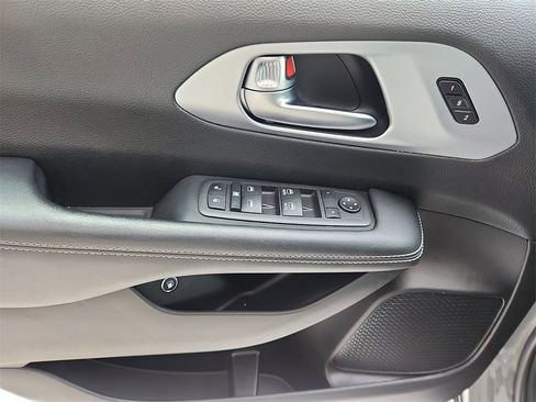 Used 2022 Chrysler Pacifica Touring-L w/ S Appearance Package image 13