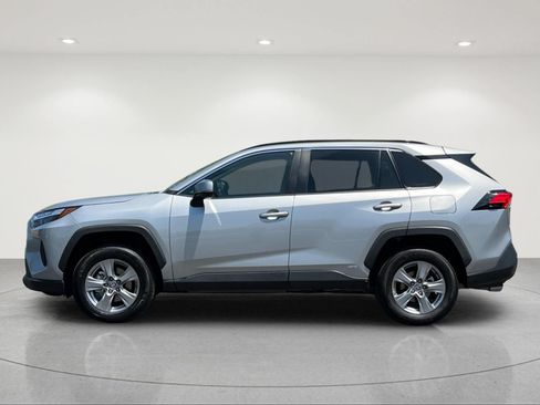 Used 2025 Toyota RAV4 XLE AWD/4WD image 2