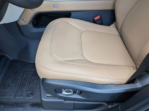 New 2026 Land Rover Defender 130 X-Dynamic SE image 4