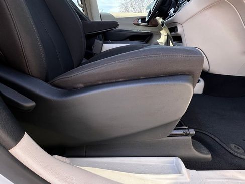 Used 2018 Chrysler Pacifica Touring Plus FWD image 12