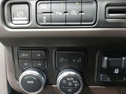 Used 2024 GMC Yukon SLT w/ Max Trailering Package AWD/4WD image 29